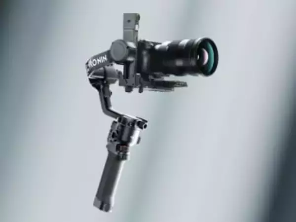 “人物以外”のトラッキングも可能になったカメラジンバル「DJI RS 5」　ジョイスティック搭載の「電子ブリーフケースハンドル」も