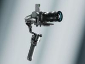 “人物以外”のトラッキングも可能になったカメラジンバル「DJI RS 5」　ジョイスティック搭載の「電子ブリーフケースハンドル」も