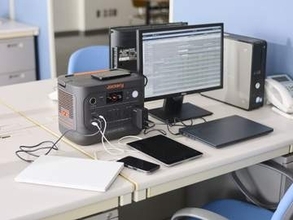 Jackeryの1,000Wh級ポータブル電源に約26%軽量な「V2」　家電量販店など販路限定モデル