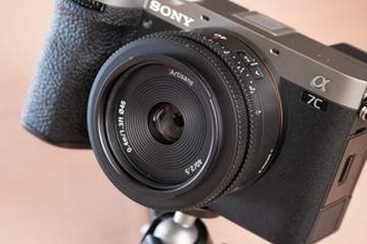 交換レンズレビュー：“非純正”薄型レンズの世界：7Artisans 40mm F2.5 AF　わずか90gの超軽量AFレンズ　絞りリングとFnボタンも装備