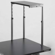 タワー型PCケースの上方に機材置き場を増設　3本脚で耐荷重15kgの「PC上ラック」