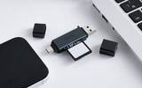 「SD/microSDを同時使用できるスティック型メモリーカードリーダー　両スロットの相互コピーにも対応」の画像1