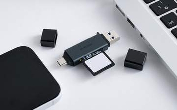 SD/microSDを同時使用できるスティック型メモリーカードリーダー　両スロットの相互コピーにも対応