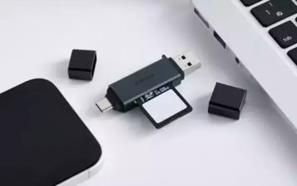 SD/microSDを同時使用できるスティック型メモリーカードリーダー　両スロットの相互コピーにも対応