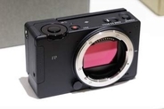 “引き続き”フルサイズミラーレスで世界最小の「Sigma FP2」発表会　部分積層型CMOSセンサー&位相差AFで使い勝手が強化　収差を味とする新レンズも