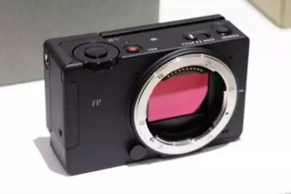 “引き続き”フルサイズミラーレスで世界最小の「Sigma FP2」発表会　部分積層型CMOSセンサー&位相差AFで使い勝手が強化　収差を味とする新レンズも