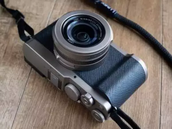 赤城耕一の「アカギカメラ」 第145回：マイクロフォーサーズ＋レンズ固定のスナップカメラ、「LUMIX L10」に思うこと