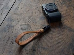 ULYSSES、ハンドメイドのループ型牛革製ストラップ　先ヒモを残して他のストラップへの付け替えが可能
