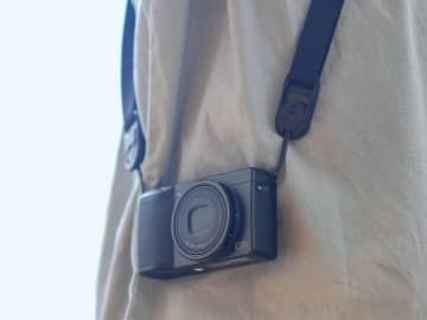 新しいマグネット式のストラップコネクターが登場　ネック・ショルダー／リストストラップの「CHI Levo」