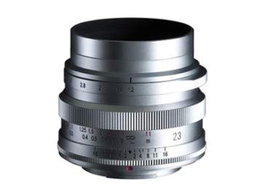 富士フイルムX用の「NOKTON 23mm F1.2」「35mm F1.2」にシルバーモデルが追加　スリット入り金属製フードもラインアップ