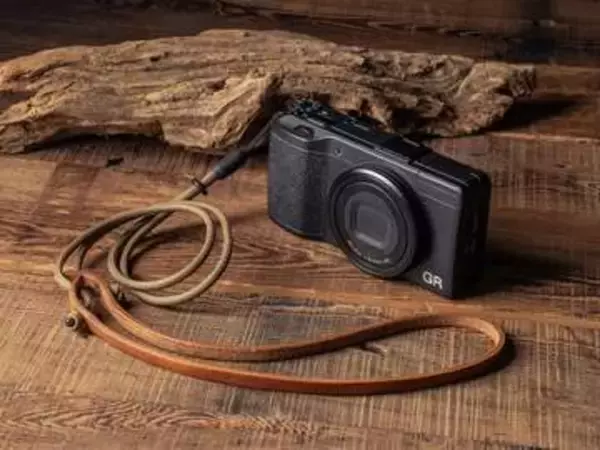 レザー&パラコードの「RICOH GR」向けスリムストラップ　小径ストラップホールに装着可能