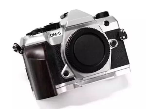 グリップ一体型「OM-5 Mark II」「OM-3」用ベースプレート　天然木×専用設計で操作性・質感を向上