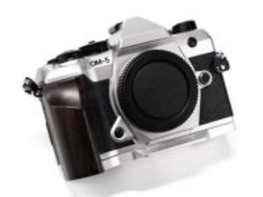 グリップ一体型「OM-5 Mark II」「OM-3」用ベースプレート　天然木×専用設計で操作性・質感を向上