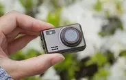 指でつまめる31gの超小型デジカメ「Rough Mini Camera」