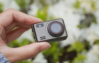 指でつまめる31gの超小型デジカメ「Rough Mini Camera」