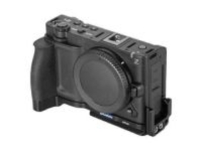 Leofoto製のニコンZR用L型プレート　突き出たグリップに多数のネジ穴　カメラケージも同時に発売