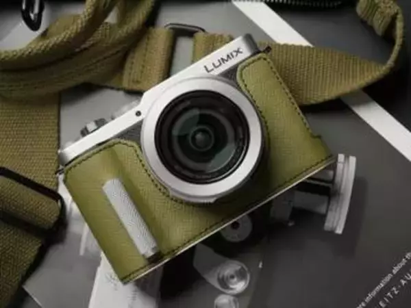 全10色の「LUMIX L10」用レザー製ボディケース　アルミ削り出しのグリップを装備