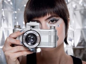パノラマが撮れるフィルムカメラ「Sprocket Rocket」に新たな2色　星々の輝きや「別次元のエネルギー」をイメージ