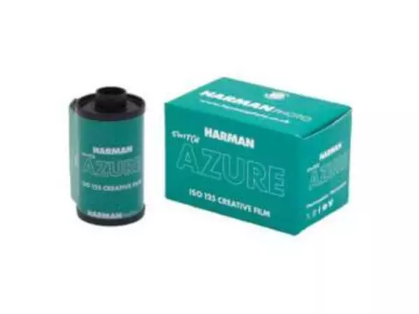 世界を非現実な色にする「HARMAN Switch Azure」カラーネガフィルム