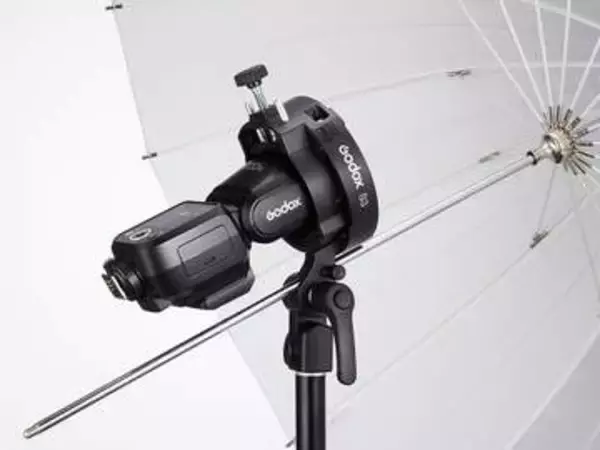 「クリップオンストロボにボーエンズマウントのアクセサリーを装着　GODOX「S3 スピードライトブラケット」　アンブレラ用のホールも装備」の画像