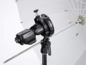 クリップオンストロボにボーエンズマウントのアクセサリーを装着　GODOX「S3 スピードライトブラケット」　アンブレラ用のホールも装備