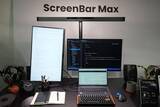 「BenQのモニターライトに“デュアルモニター向け”の「ScreenBar Max」　iMacのデザインに調和する「iScreenBar」も」の画像1