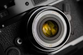 経年変化を楽しめる、真ちゅう&ブラックペイントの「Ksana 35mm f/2」　全長27mm、フィルター径39mmの小ぶりな単焦点レンズ