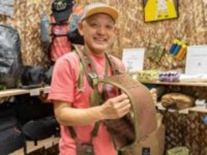 【CP+2026】独自のカメラバッグを展開するinuksuk（イヌクシュク）ブース　「うまい棒」を折らずに持ち運べるケースも