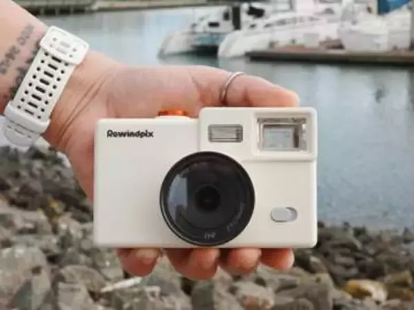 モニターレスの“レンズ付きフィルム風”デジタルカメラ「RewindPix」