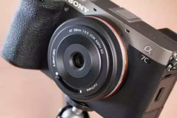 交換レンズレビュー：“非純正”薄型レンズの世界：Viltrox AF 28mm F4.5 AIR　AF対応でこの見た目　まさに令和の“ボディキャップ”レンズ