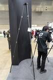 「【CP+2026】高さ3mの超ロング三脚など、Leofotoブースの参考出品　カメラバッグ市場も視野に」の画像1