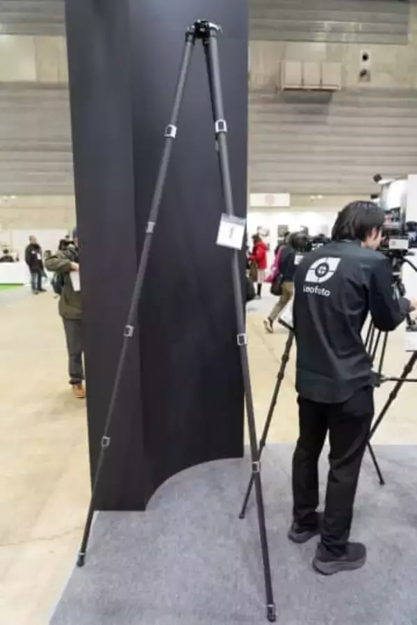 【CP+2026】高さ3mの超ロング三脚など、Leofotoブースの参考出品　カメラバッグ市場も視野に