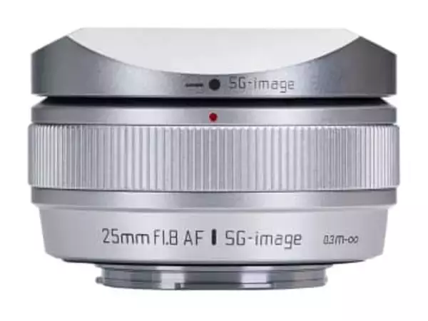 「SG-image AF 25mm F1.8」にモノトーンのシルバー鏡筒　フード、フォーカスリングも銀色に　富士フイルムX用のみ