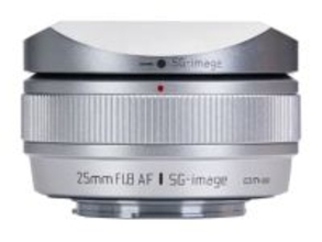 「SG-image AF 25mm F1.8」にモノトーンのシルバー鏡筒　フード、フォーカスリングも銀色に　富士フイルムX用のみ