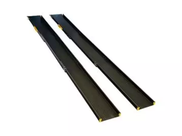 台車のまま車内に機材を積み込むための設置式スロープ　傾斜を抑えてワンオペなど想定　収納もコンパクトに