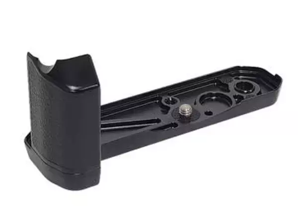 MFフィルム一眼レフ「ニコンFM」に新製品の後付けグリップ　ボディとの一体感を追求　巻き戻しボタンも利用可能