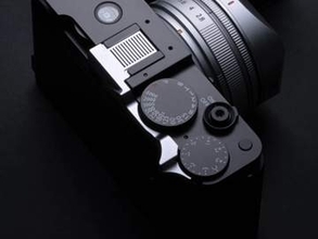 「FUJIFILM X-E5」用の金属削り出しサムグリップ　ブラック、シルバーに加えて「ブラス」も　SQUAREHOODブランドから