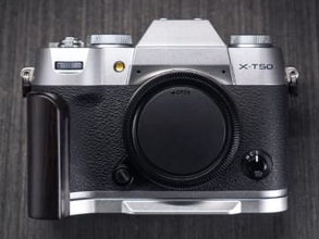 「X-T50」「X-M5」に対応したウッドグリップ一体型ベースプレート　滑り止め付きのサムレストも