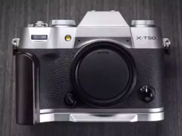 「X-T50」「X-M5」に対応したウッドグリップ一体型ベースプレート　滑り止め付きのサムレストも