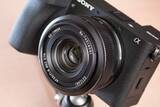 「交換レンズレビュー：“非純正”薄型レンズの世界：SG-image AF 25mm F1.8　クセのない描写と軽快なフォーカス動作」の画像1