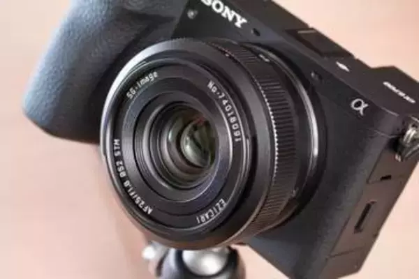 交換レンズレビュー：“非純正”薄型レンズの世界：SG-image AF 25mm F1.8　クセのない描写と軽快なフォーカス動作
