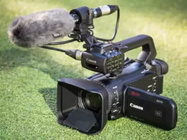 私はこれを買いました！：業務用ビデオカメラで動画撮影の幅が広がった！　キヤノン XA70（武石修）