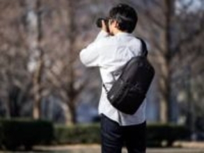 Enduranceスリングバッグが「豊岡鞄」として復活　EOS R5とズームレンズ2本を収納