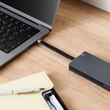 取り回しの良いUSB4対応の短尺13cmフラットケーブル　100W給電や8K出力も