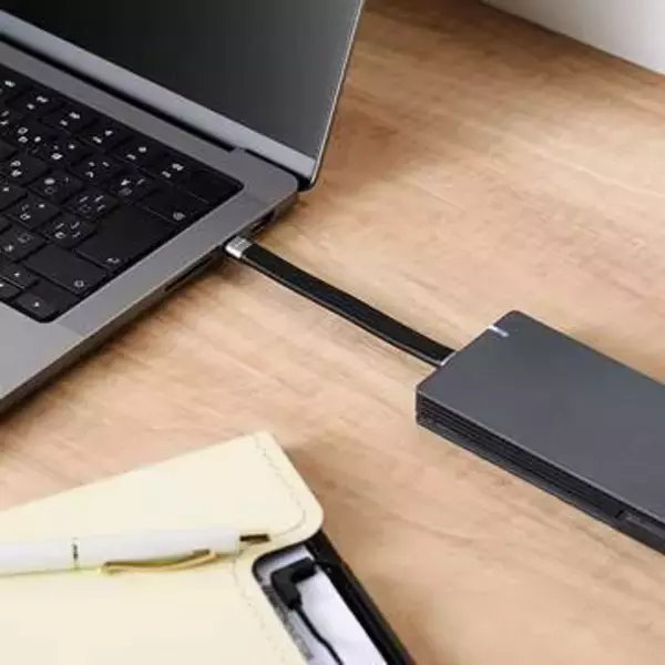 取り回しの良いUSB4対応の短尺13cmフラットケーブル　100W給電や8K出力も