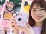「新チェキ「instax mini 13」展示会レポート　エントリー機初のセルフタイマーを搭載」の画像1