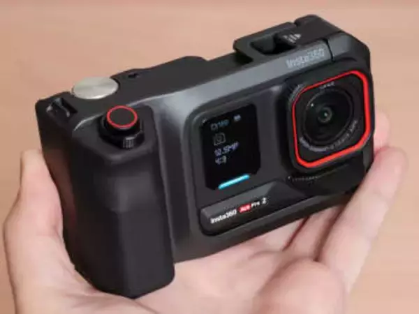 デジカメアイテム丼：アクションカメラをスチルカメラのように使う　「Insta360 Ace Pro 2 ストリート撮影グリップ Pro」の面白さ