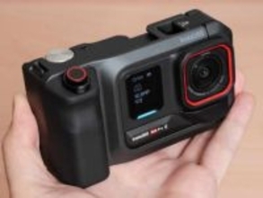 デジカメアイテム丼：アクションカメラをスチルカメラのように使う　「Insta360 Ace Pro 2 ストリート撮影グリップ Pro」の面白さ