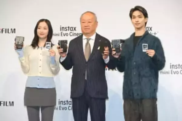 広瀬すずさん & 横浜流星さんが8mmカメラ風“チェキ”を体験／「instax mini Evo Cinema」発表会　時代を反映したエフェクトで「懐かしい気持ちに」