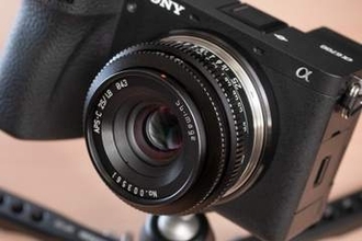 交換レンズレビュー：“非純正”薄型レンズの世界：SG-image 25mm F1.8　1万円を切るクラシカルな見た目のMFレンズ